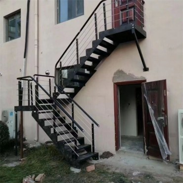 室外花纹钢板楼梯