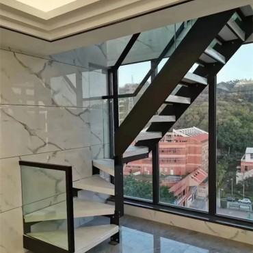 双梁卡玻璃楼梯