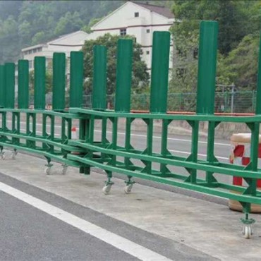 无预应力活动钢护栏