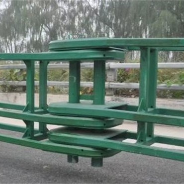 无预应力活动钢护栏