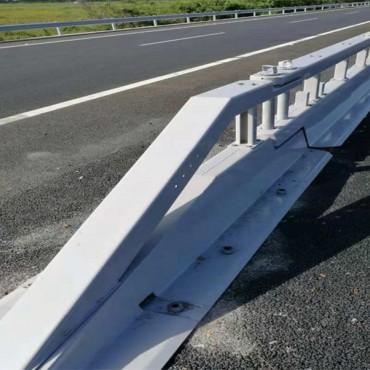 中央开口处SBM活动护栏